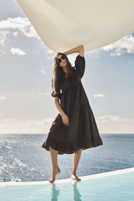 Bohemiško stiliaus suknelė tamsiai rudos spalvos